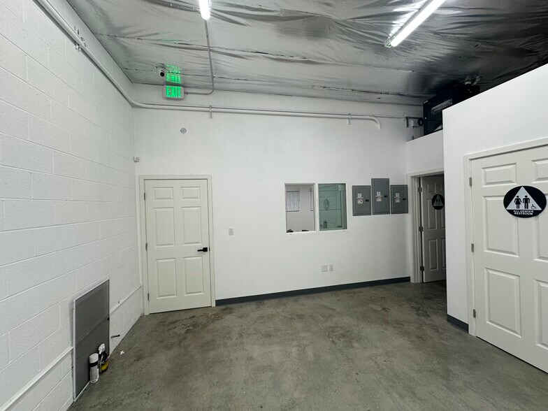 More Photos Of 5706 Cahuenga Blvd, North Hollywood Loft Creative Space For Lease