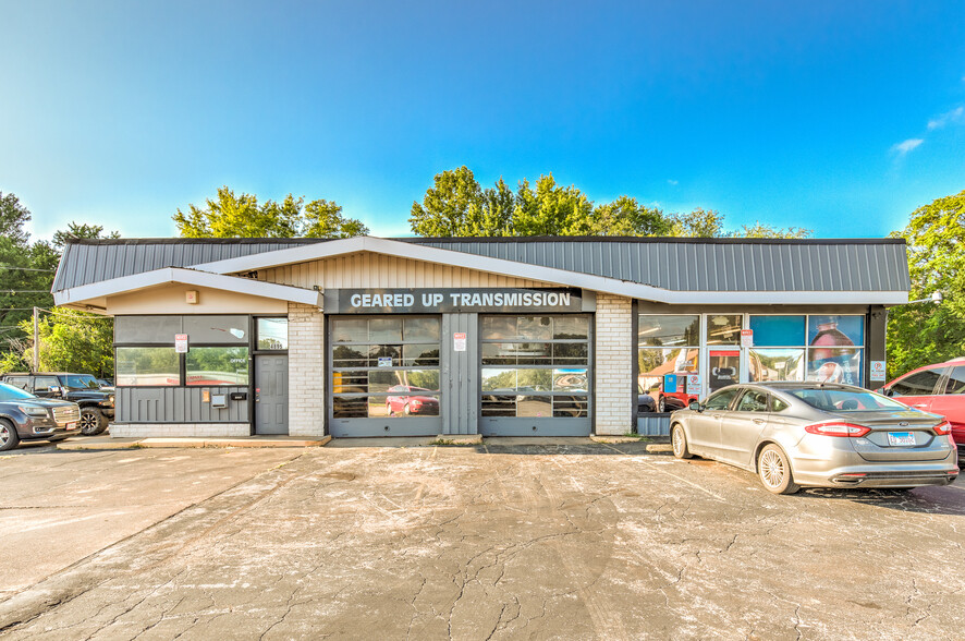 Primary Photo Of 4895 Parker Rd, Florissant Auto Repair For Sale