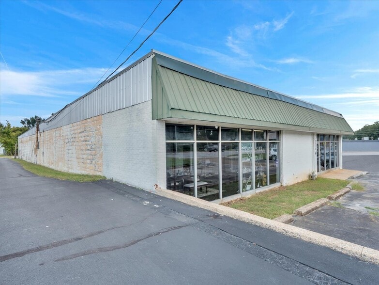Primary Photo Of 3010 University Dr NW, Huntsville Showroom For Sale