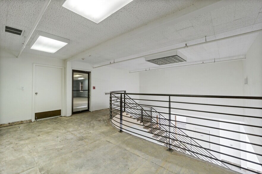 More Photos Of 5262 N Blackstone Ave, Fresno Flex For Sale