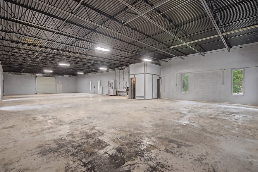 More Photos Of 7031 TX-75, Huntsville Manufacturing For Lease