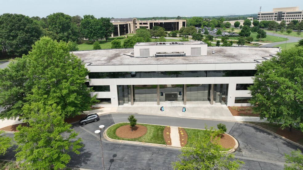 More Photos Of 9401 Arrowpoint Blvd, Charlotte Office For Lease