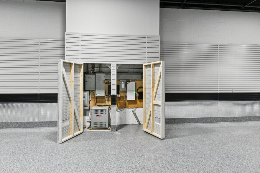 More Photos Of 2721 Markham Rd, Toronto Showroom For Sale