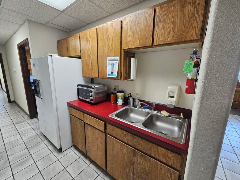 More Photos Of 1001 SW 1st St, Redmond Warehouse For Sale