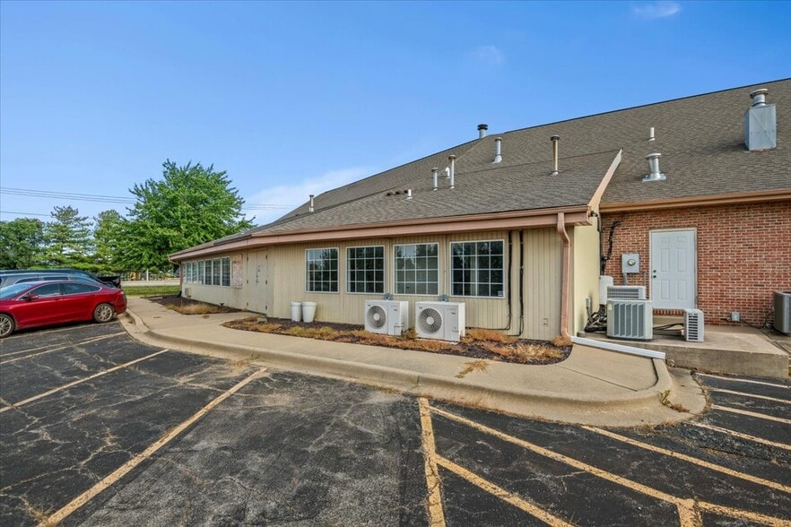More Photos Of 3111-3131 Robbins Rd, Springfield Office For Lease