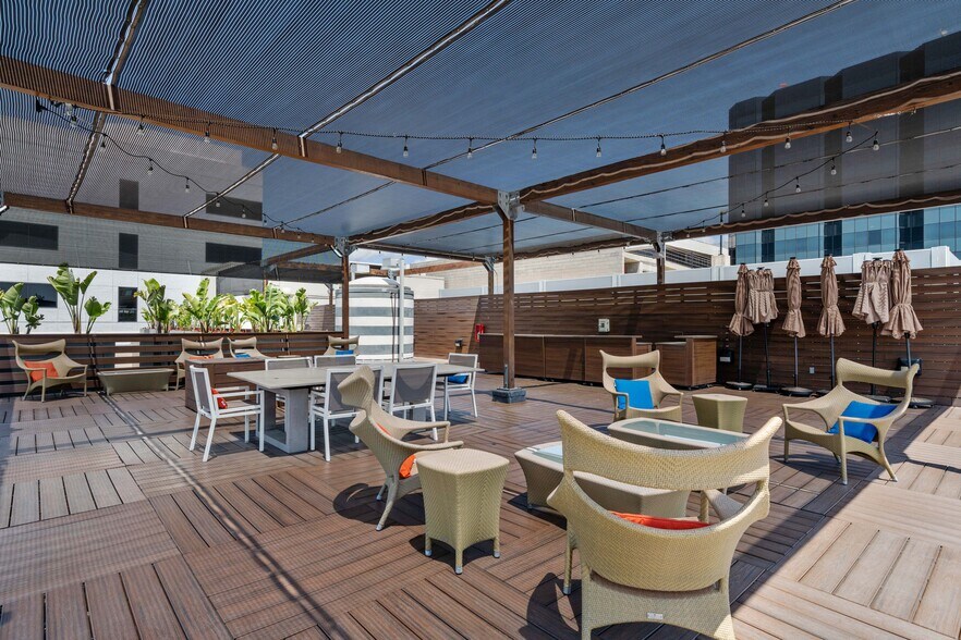 More Photos Of 300 N 3rd St, Burbank Office For Sale