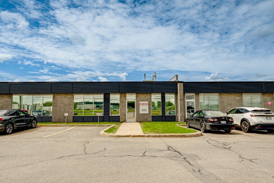 More Photos Of 4141-4149 Autoroute 440, Laval Warehouse For Lease