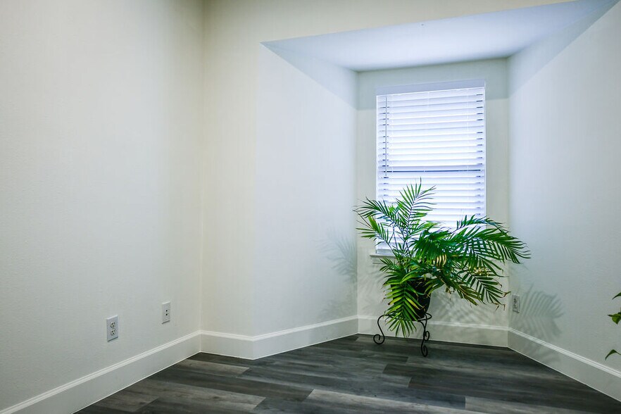More Photos Of 11802 N IH-35, Austin Office For Sale