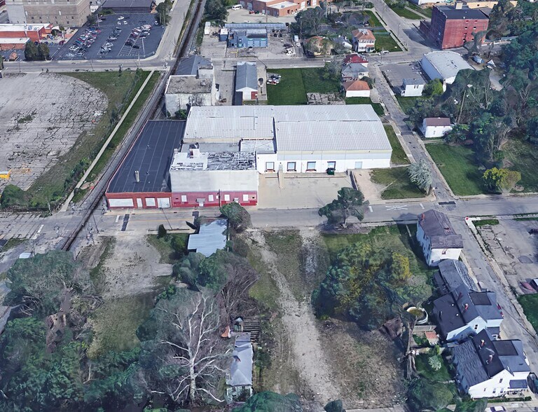 More Photos Of 204-216 S Lowry Ave, Springfield Warehouse For Sale