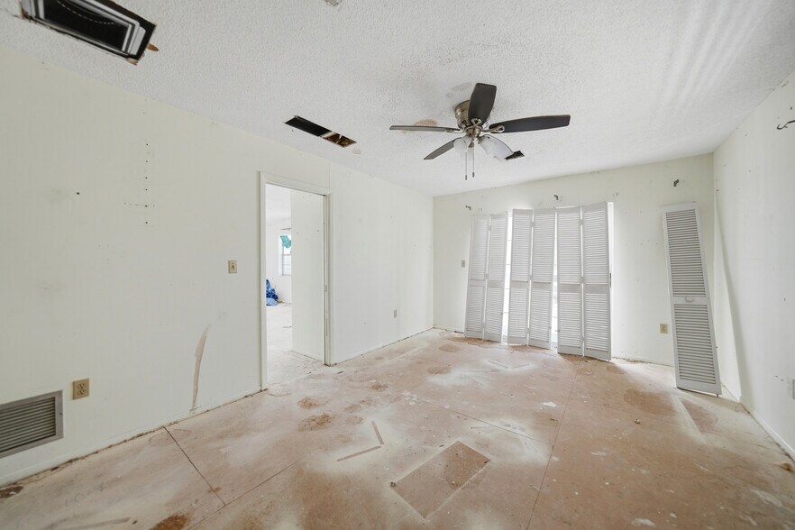 More Photos Of 1261 Beach Rd, Englewood Storefront Retail Residential For Sale