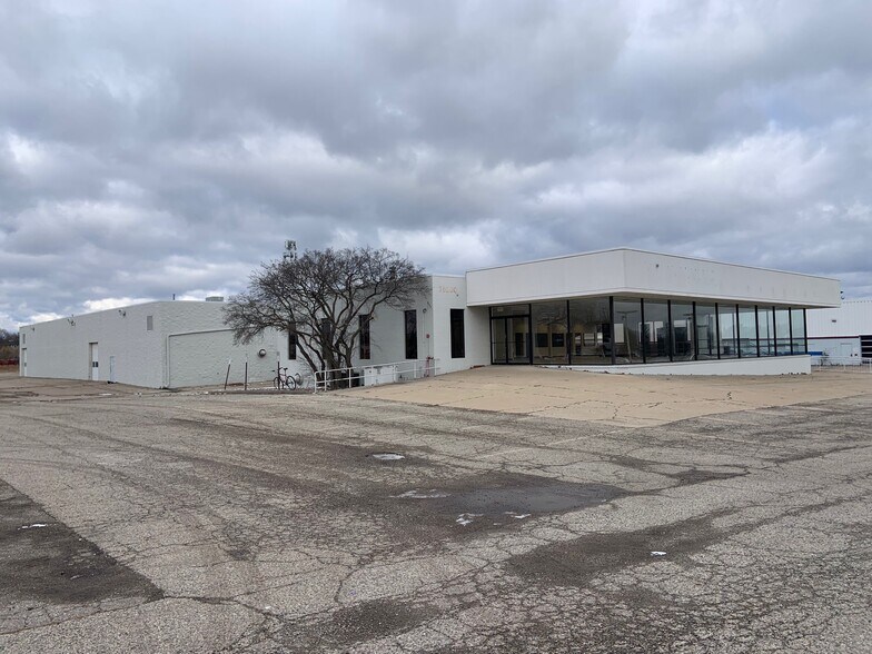 More Photos Of 35200 Grand River Ave, Farmington Hills General Retail For Sale