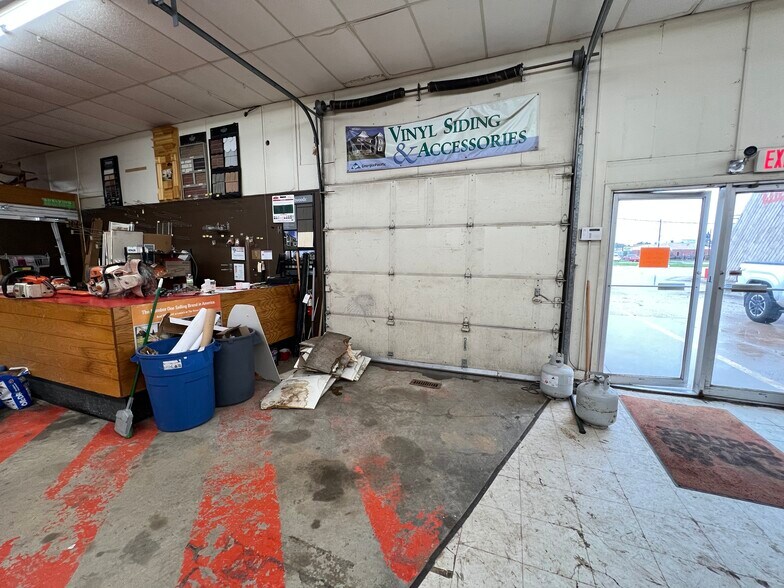 More Photos Of 472 Berrien St, Galesburg Flex For Sale