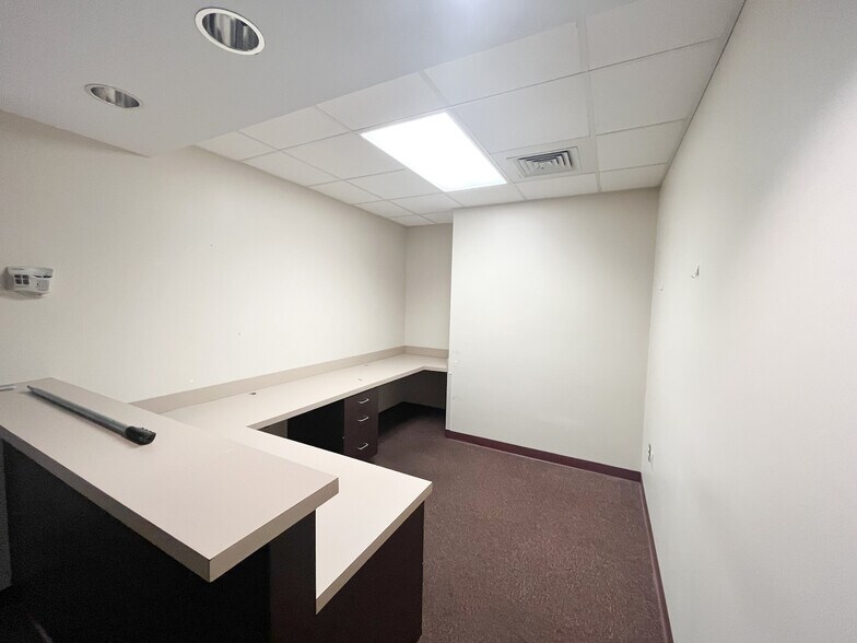 More Photos Of 820 S Illinois Ave, Republic Medical For Lease