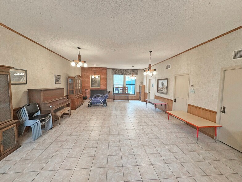 More Photos Of 1675 Garnet Ave, San Diego Schools For Lease