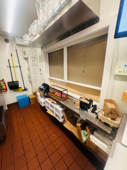 More Photos Of 175 Bay Pl, Oakland Restaurant For Lease