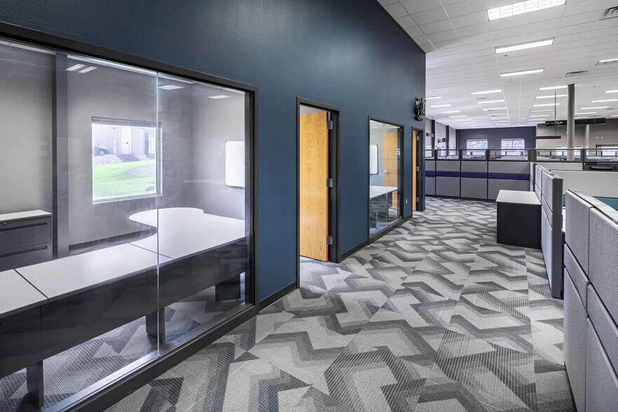 More Photos Of 921-929 Marthas Way, Hiawatha Light Distribution For Sale