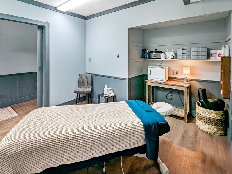 More Photos Of 57 N Plank St, Rossville Office For Sale