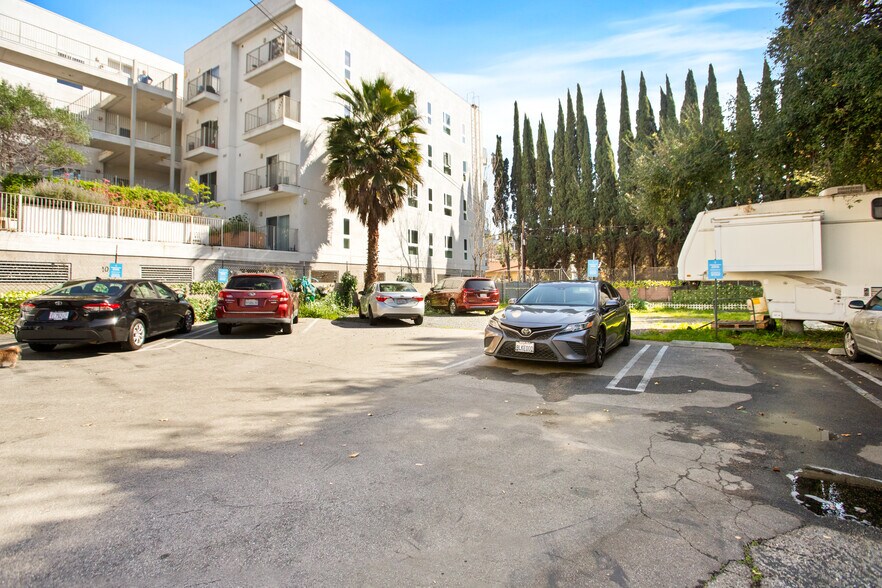 More Photos Of 4254 Eagle Rock Blvd, Los Angeles Veterinarian Kennel For Sale