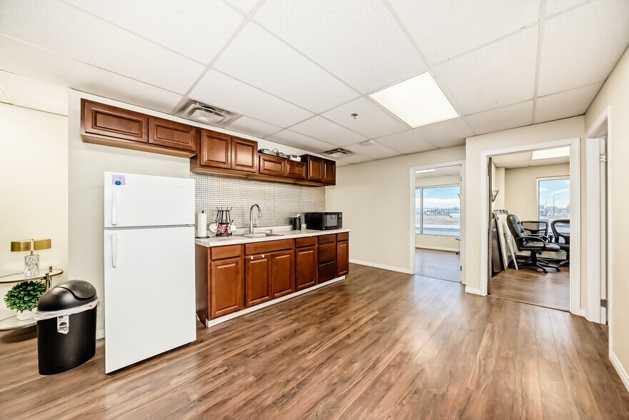 More Photos Of 1803 60th St SE, Calgary Mixed Retail For Sale