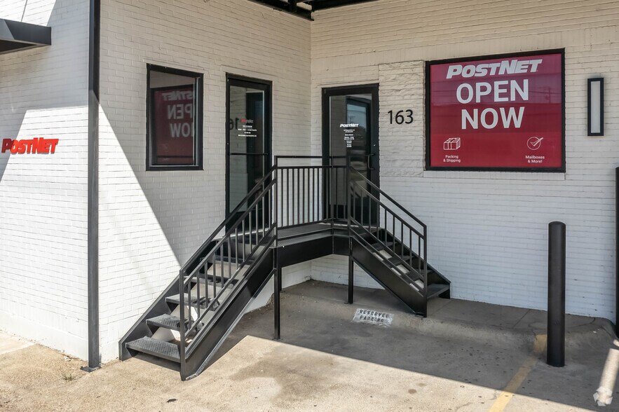 More Photos Of 163 Parkhouse St, Dallas Showroom For Lease