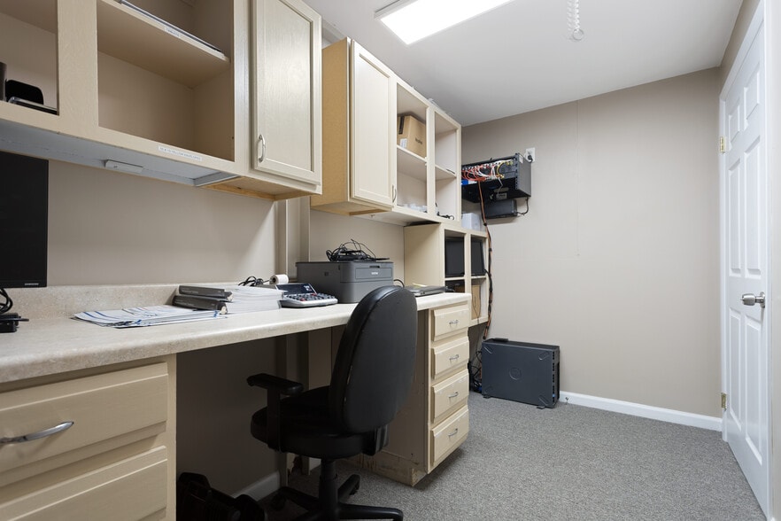 More Photos Of 218 Oak St, Grove City Office For Lease