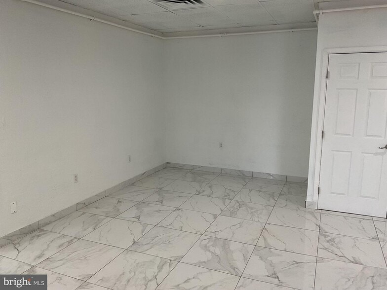 More Photos Of 1880 W Market St, York Storefront Retail Office For Sale