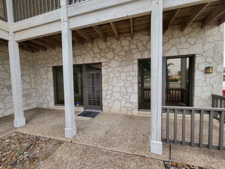 More Photos Of 4754 Shavano Oak, San Antonio Light Distribution For Lease