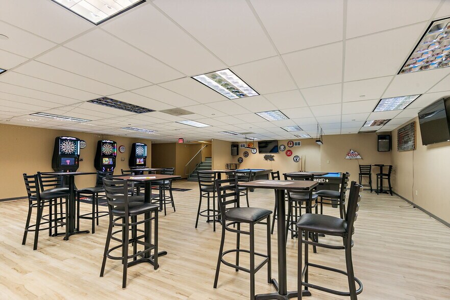 More Photos Of 425 W State St, Sycamore General Retail For Sale