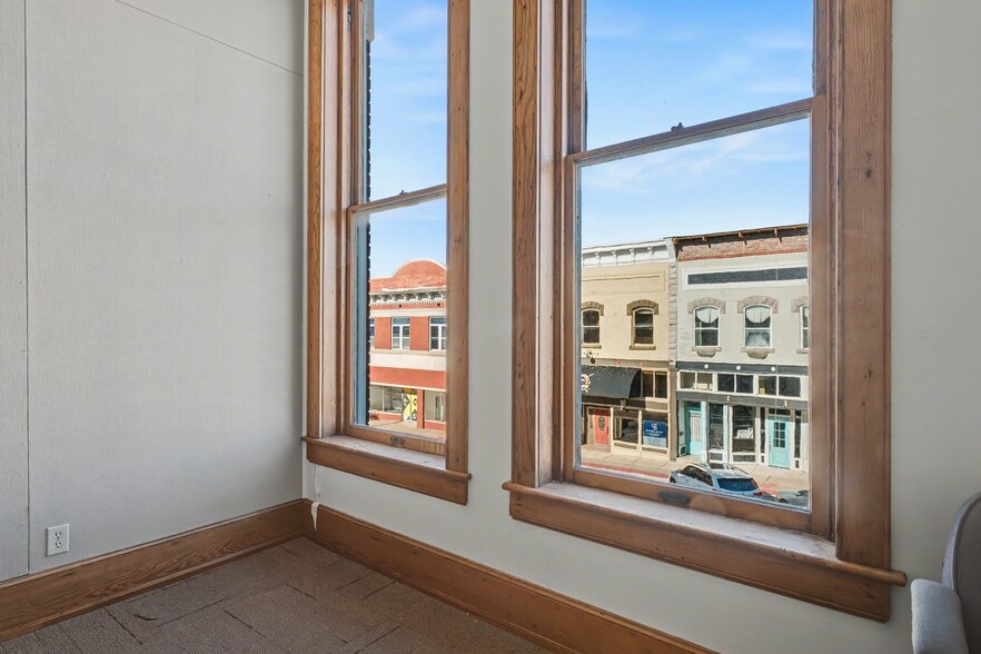 More Photos Of 116B W Walnut St, Rogers Office For Lease
