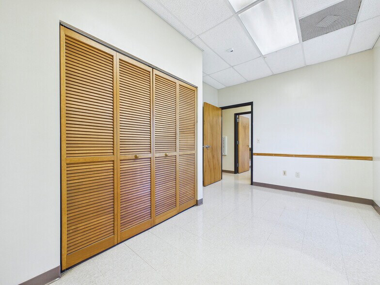 More Photos Of 230 N Old Saint Louis Rd, Wood River Industrial For Lease