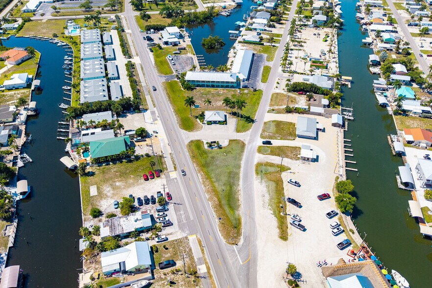 More Photos Of 2959 Oleander St, Saint James City Office For Sale