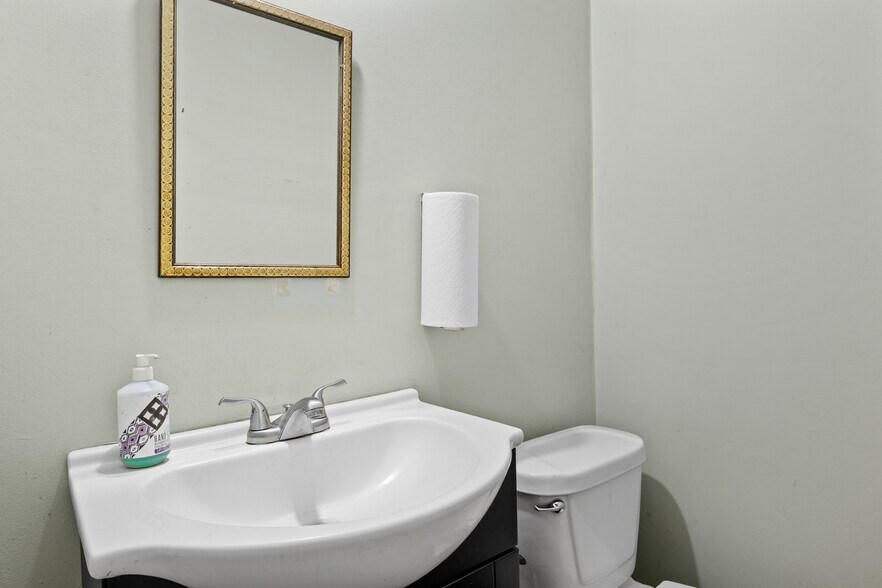 More Photos Of 4008 Dauphin Island Pky, Mobile Showroom For Sale