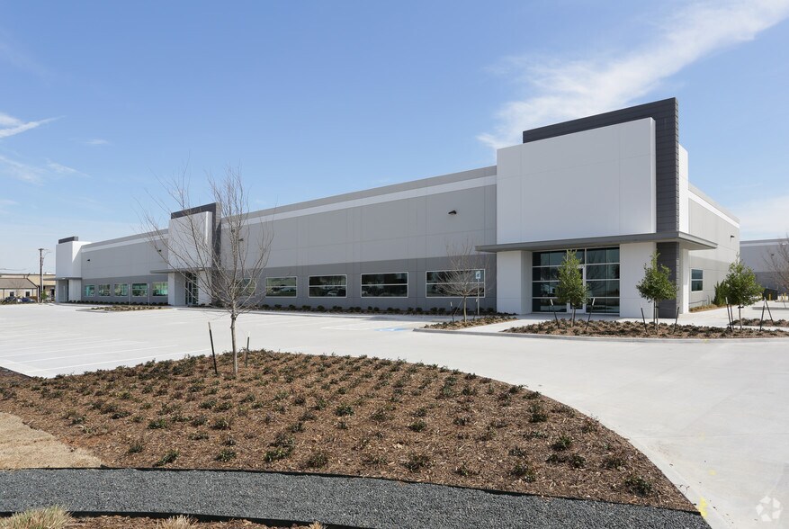 More Photos Of 910 S Freeport Pky, Coppell Warehouse For Lease