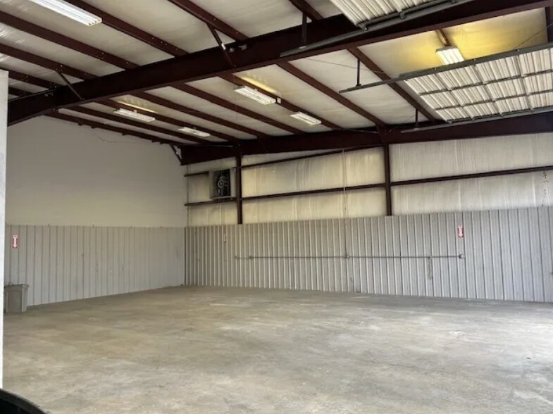 More Photos Of 1070 Pearl Dr, Bossier City Distribution For Lease
