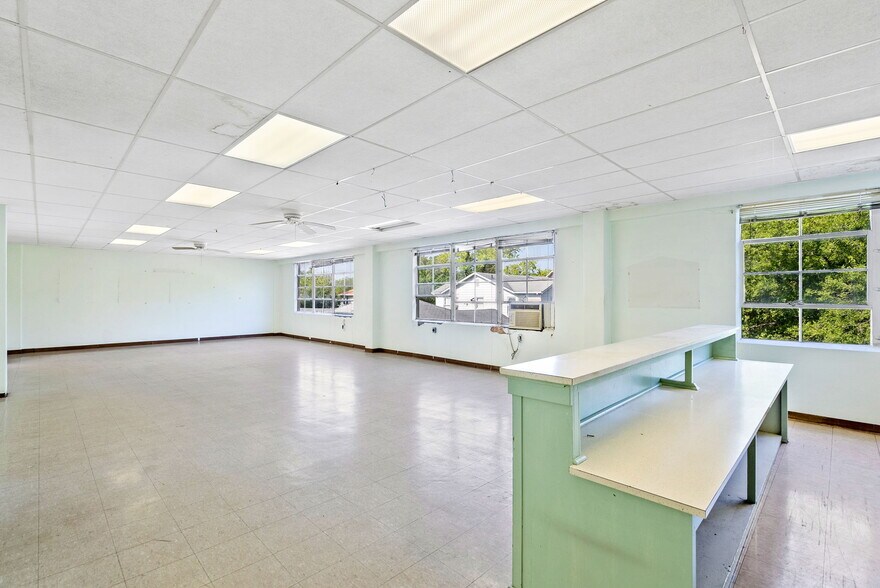 More Photos Of 1701 W Woodlawn Ave, San Antonio Religious Facility For Sale