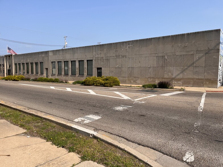 Primary Photo Of 813 16th St, Bedford Light Manufacturing For Sale