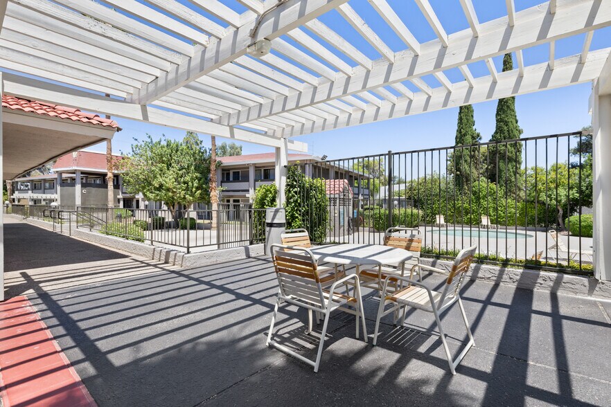 More Photos Of 2510 W Greenway Rd, Phoenix Hotel For Sale