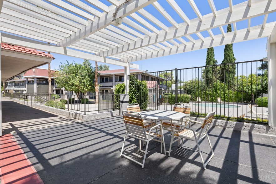 More Photos Of 2510 W Greenway Rd, Phoenix Hotel For Sale