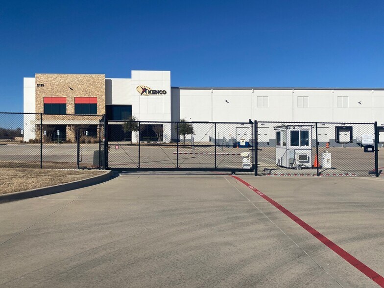 More Photos Of 2119 N I-35 E, DeSoto Distribution For Lease