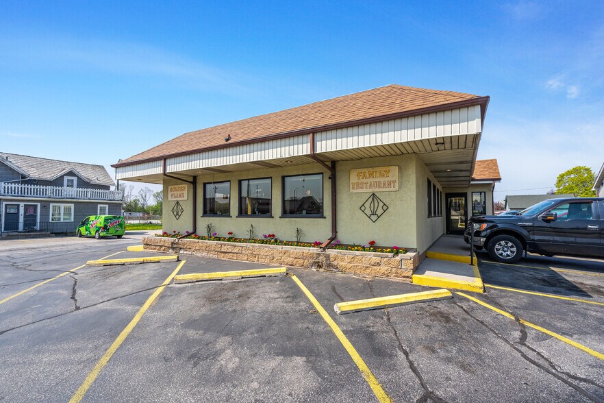 More Photos Of 2604 Custer St, Manitowoc General Retail For Sale