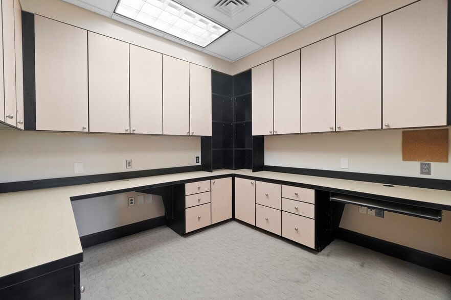 More Photos Of 191 W Plaza Dr, Mooresville Storefront Retail Office For Lease