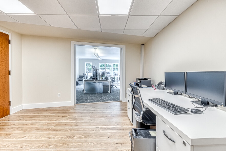 More Photos Of 126-130 N Main St, East Hampton Office For Lease