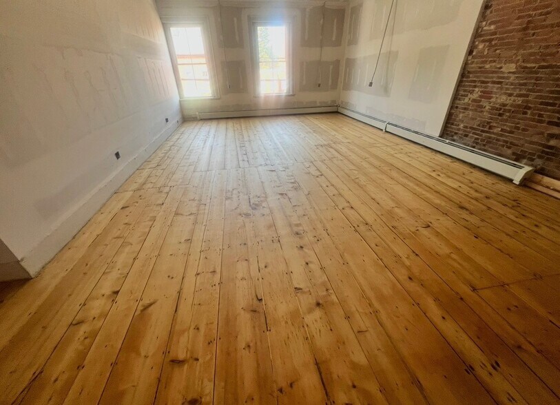 More Photos Of 80 Main St, Wiscasset Storefront Retail Residential For Lease