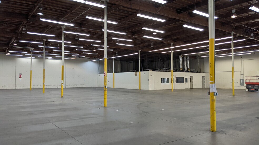 More Photos Of 15507-15517 Broadway Center St, Gardena Warehouse For Lease