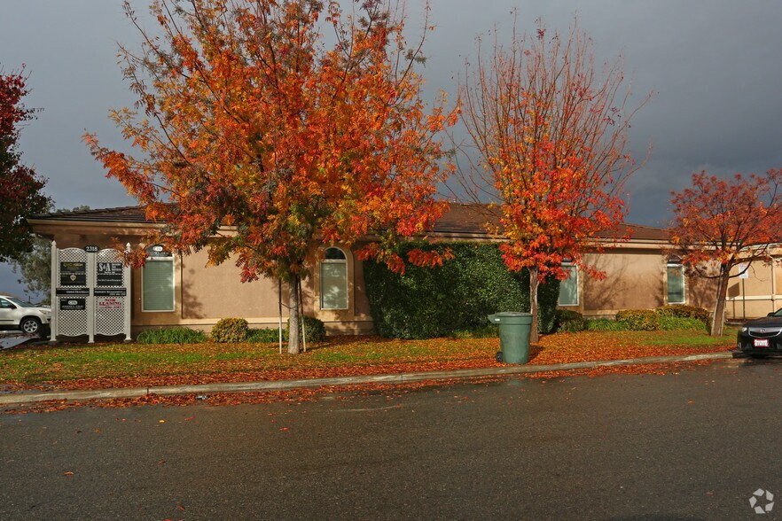 More Photos Of 2318 W Sunnyside Ave, Visalia Office For Lease