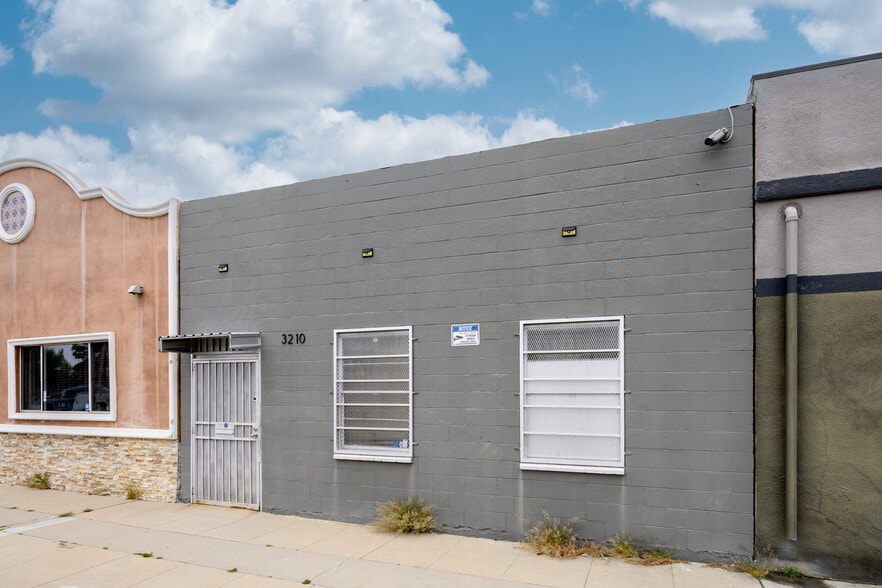 Primary Photo Of 3210 N San Fernando Blvd, Burbank Warehouse For Sale