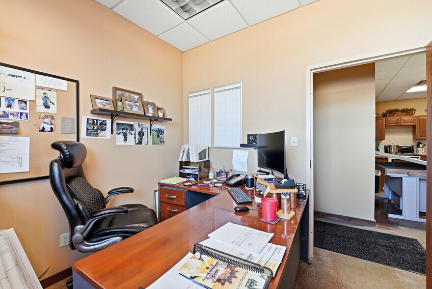 More Photos Of 1925 Aeroplaza Dr, Colorado Springs Warehouse For Lease