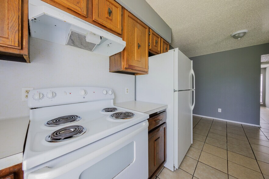 More Photos Of 700 N Medina St, Lockhart Apartments For Sale