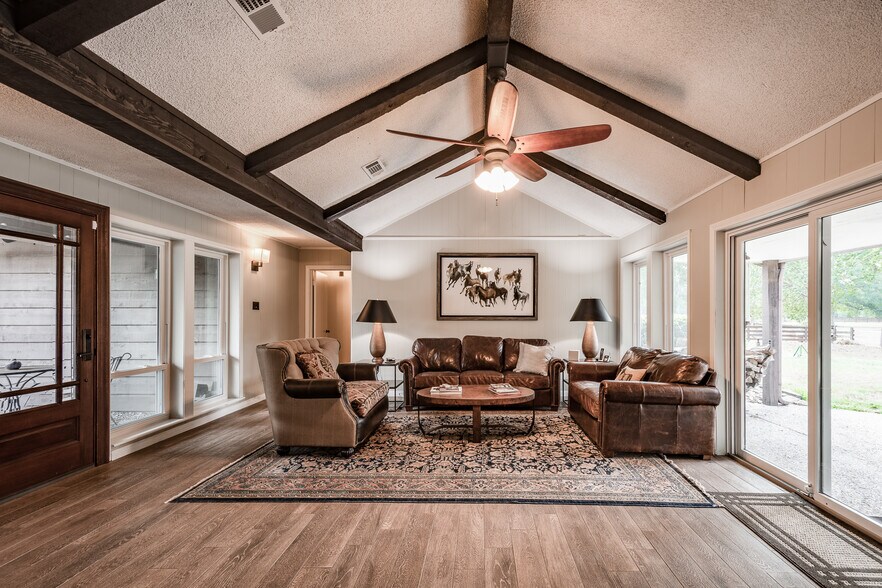 More Photos Of 16410 FM 1485 Rd, Conroe Veterinarian Kennel For Sale