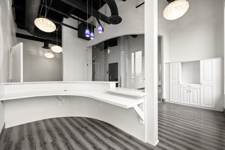 More Photos Of 924 N Columbia Center Blvd, Kennewick Storefront Retail Office For Lease